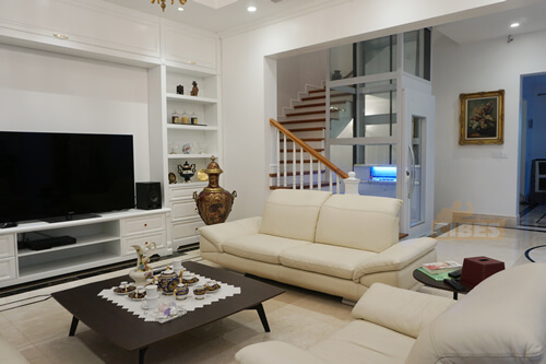 CIBES大发500家用电梯楼梯旁边装置案例