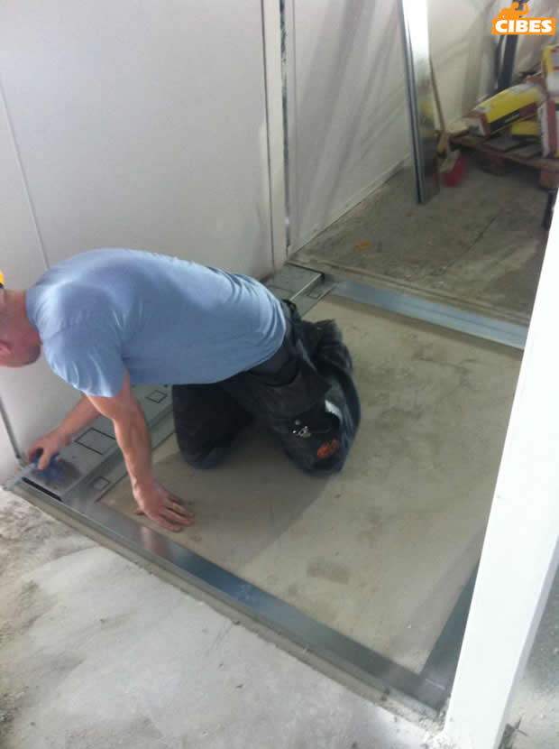 两层别墅电梯装置现场