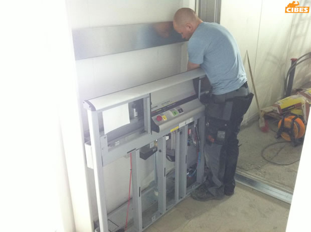 两层别墅电梯装置现场