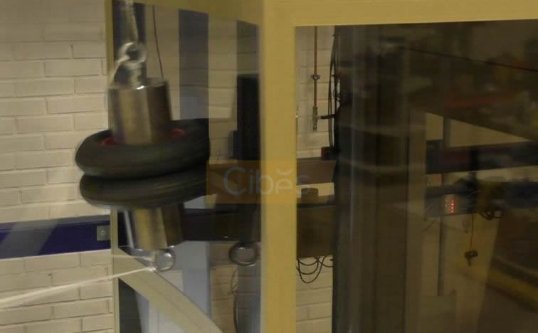 直击CIBES玻璃井道摆锤撞击测试现场瞬间