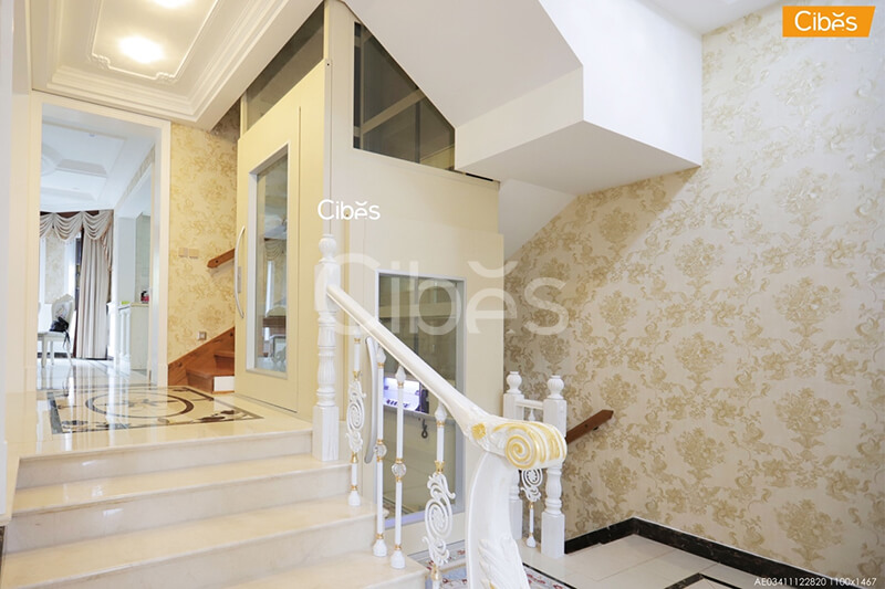 家用电梯差别开门偏向