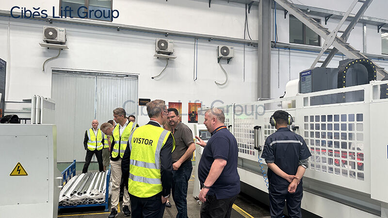 董事会到访嘉兴工厂